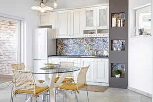 Posprzątana kuchnia w domu białe meble